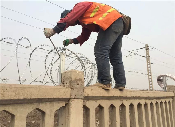 刺丝滚笼安装